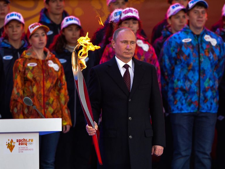 Президент России Владимир Путин во время торжественной церемонии зажжения чаши олимпийского огня на Красной площади Президент России Владимир Путин во время торжественной церемонии зажжения чаши олимпийского огня на Красной площади