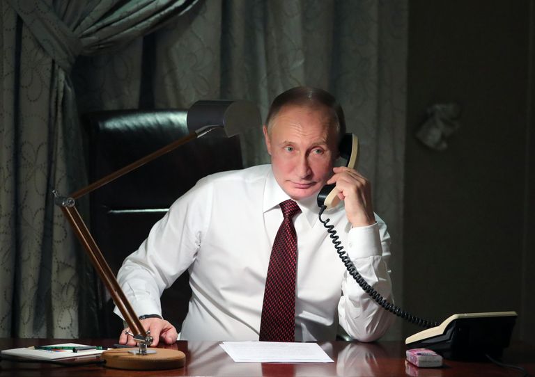 Президент России Владимир Путин во время телефонного разговора с патриархом Константинопольским Варфоломеем из своей резиденции в Анкаре Президент России Владимир Путин во время телефонного разговора с патриархом Константинопольским Варфоломеем из своей резиденции в Анкаре