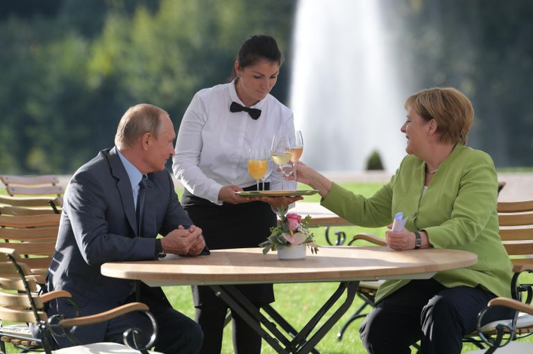 Президент России Владимир Путин и федеральный канцлер ФРГ Ангела Меркель во время встречи в резиденции правительства ФРГ Мезеберг Президент России Владимир Путин и федеральный канцлер ФРГ Ангела Меркель во время встречи в резиденции правительства ФРГ Мезеберг