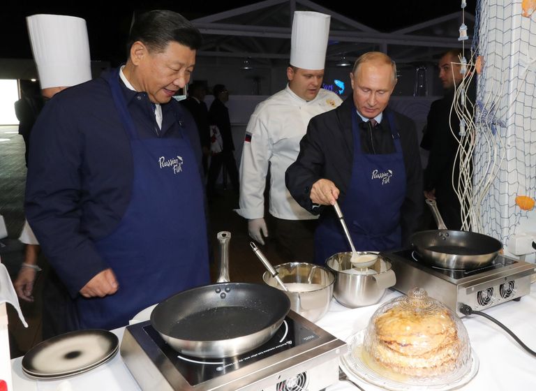 Президент России Владимир Путин и председатель КНР Си Цзиньпин (слева) во время посещения выставки в рамках ВЭФ Улица Дальнего Востока на набережной Дальневосточного федерального университета на острове Русский Президент России Владимир Путин и председатель КНР Си Цзиньпин (слева) во время посещения выставки в рамках ВЭФ Улица Дальнего Востока на набережной Дальневосточного федерального университета на острове Русский