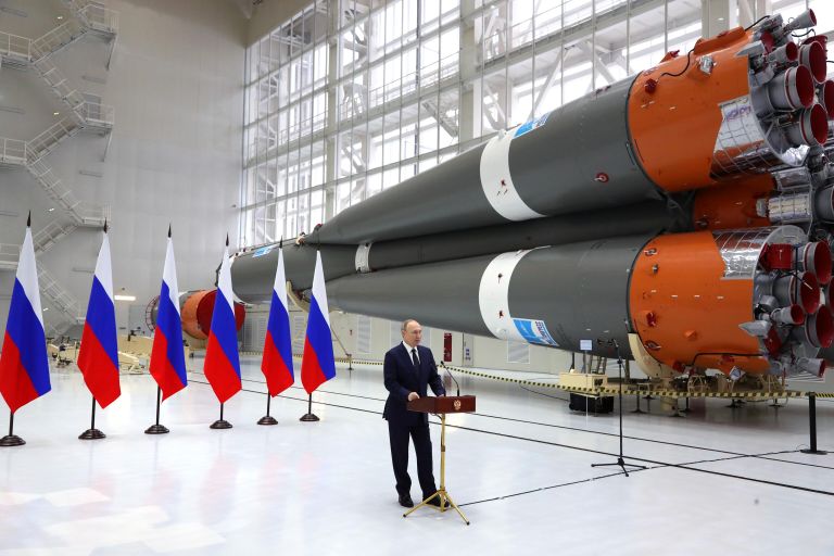 Президент России Владимир Путин выступает перед работниками космодрома Восточный в сборочном цехе ракеты-носителя Президент России Владимир Путин выступает перед работниками космодрома Восточный в сборочном цехе ракеты-носителя