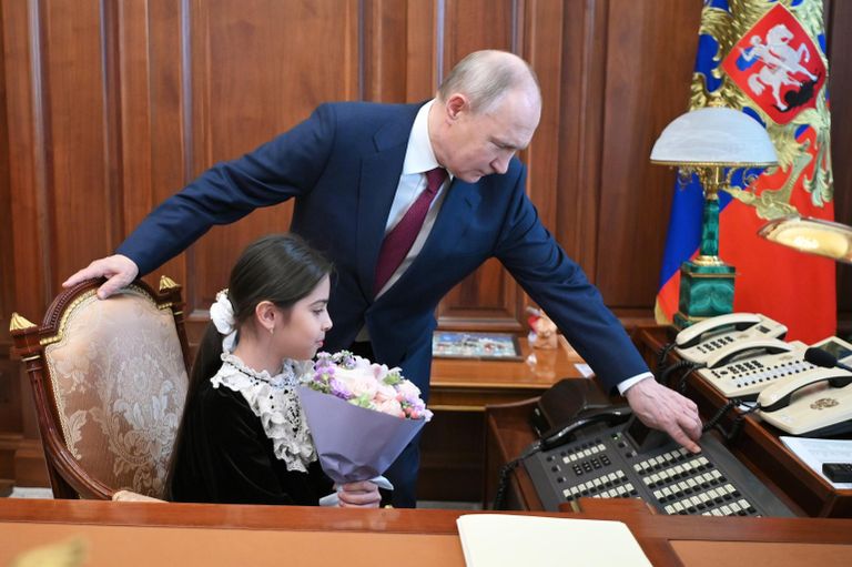 Президент России Владимир Путин общается с девочкой из Дагестана Раисат Акиповой в своем рабочем кабинете в Кремле Президент России Владимир Путин общается с девочкой из Дагестана Раисат Акиповой в своем рабочем кабинете в Кремле