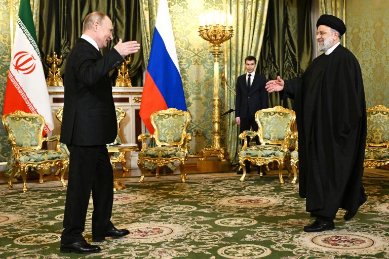 Президент России Владимир Путин и президент Ирана Эбрахим Раиси (справа) во время встречи в Москве Президент России Владимир Путин и президент Ирана Эбрахим Раиси (справа) во время встречи в Москве