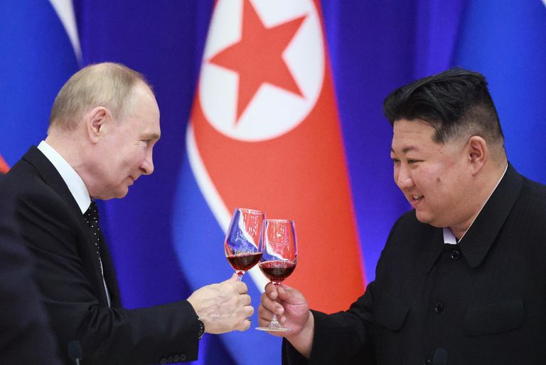 Президент России Владимир Путин и председатель государственных дел Корейской Народно-Демократической Республики Ким Чен Ын Президент России Владимир Путин и председатель государственных дел Корейской Народно-Демократической Республики Ким Чен Ын