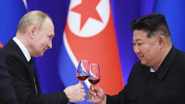 Президент России Владимир Путин и председатель государственных дел Корейской Народно-Демократической Республики Ким Чен Ын. 2024 год