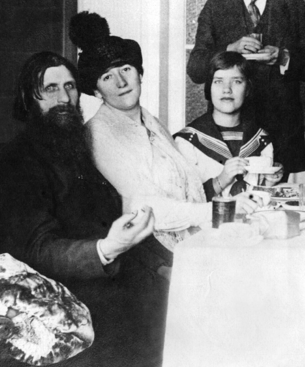 Распутин, Юлия Ден и Матрена Распутина, 1914 год - РИА Новости, 1920, 26.03.2025