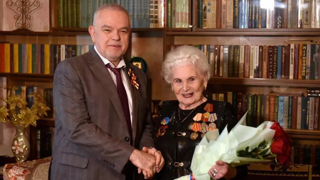 Посол России в Таджикистане Семён Григорьев вручил медаль 80-летия Победы труженице тыла Екатерине Леонидовой