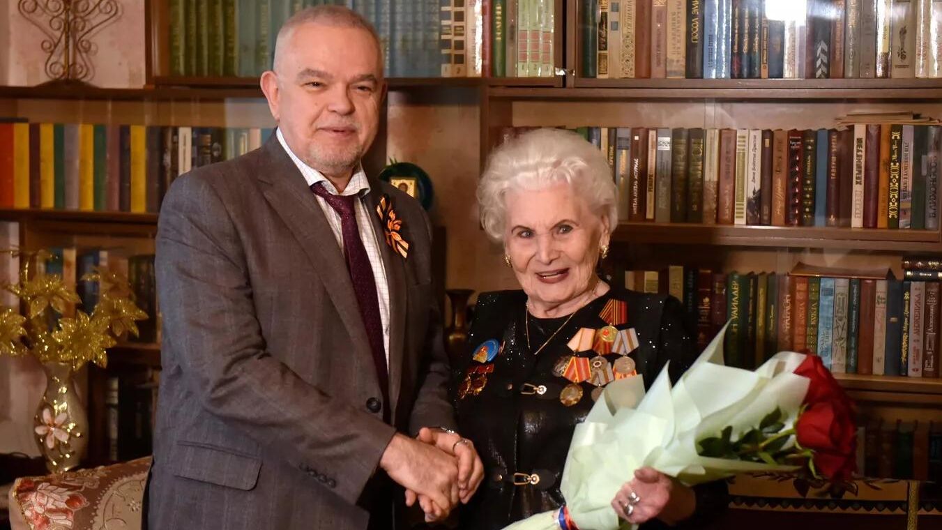 Посол России в Таджикистане Семён Григорьев вручил медаль 80-летия Победы труженице тыла Екатерине Леонидовой - РИА Новости, 1920, 26.03.2025
