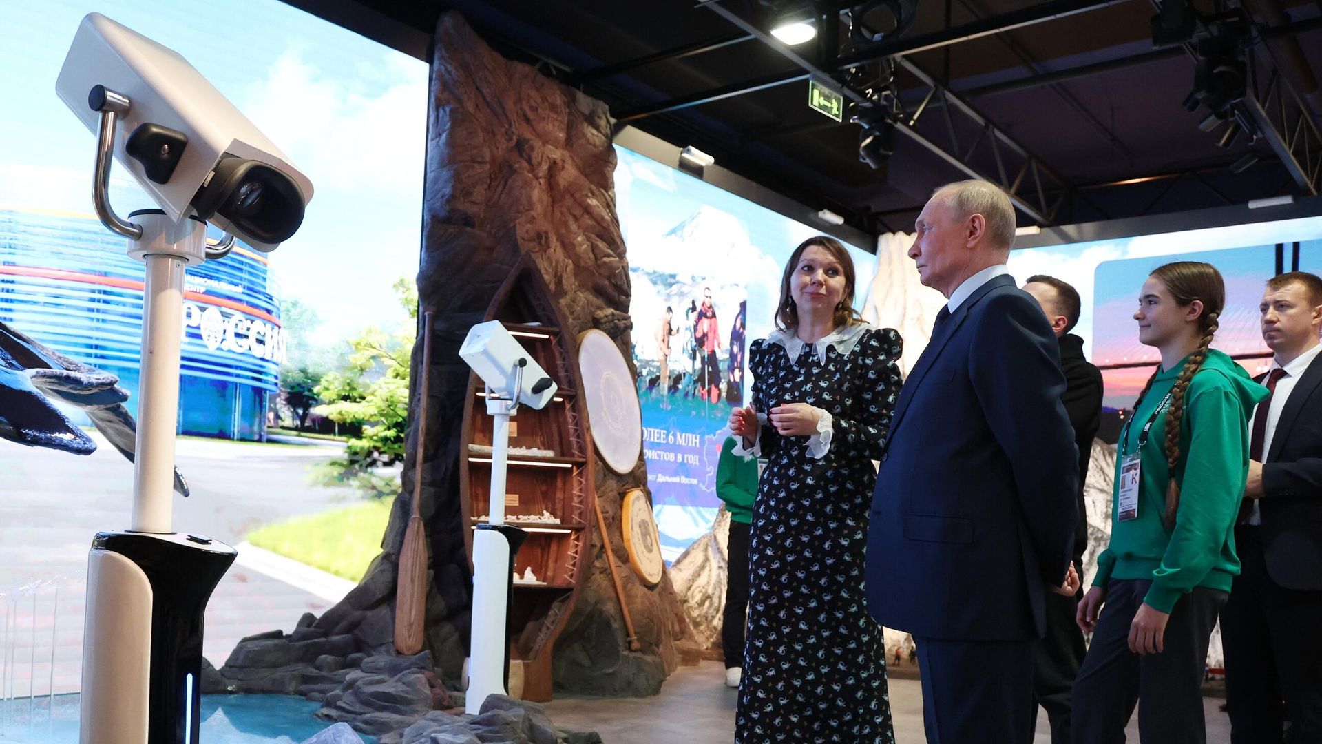 Президент РФ Владимир Путин во время посещения Национального центра Россия. 26 марта 2025 Президент РФ Владимир Путин во время посещения Национального центра Россия. 26 марта 2025 - РИА Новости, 1920, 26.03.2025