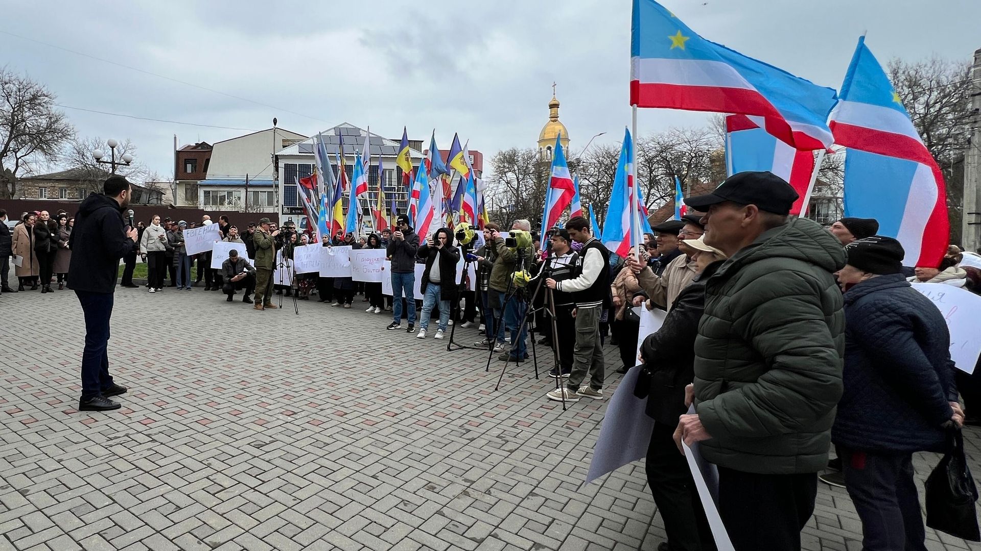 Жители участвуют в мирной акции протеста с требованием освобождения главы Гагаузии Евгении Гуцул на площади перед зданием Исполкома в Комрате Жители участвуют в мирной акции протеста с требованием освобождения главы Гагаузии Евгении Гуцул на площади перед зданием Исполкома в Комрате - РИА Новости, 1920, 14.04.2025