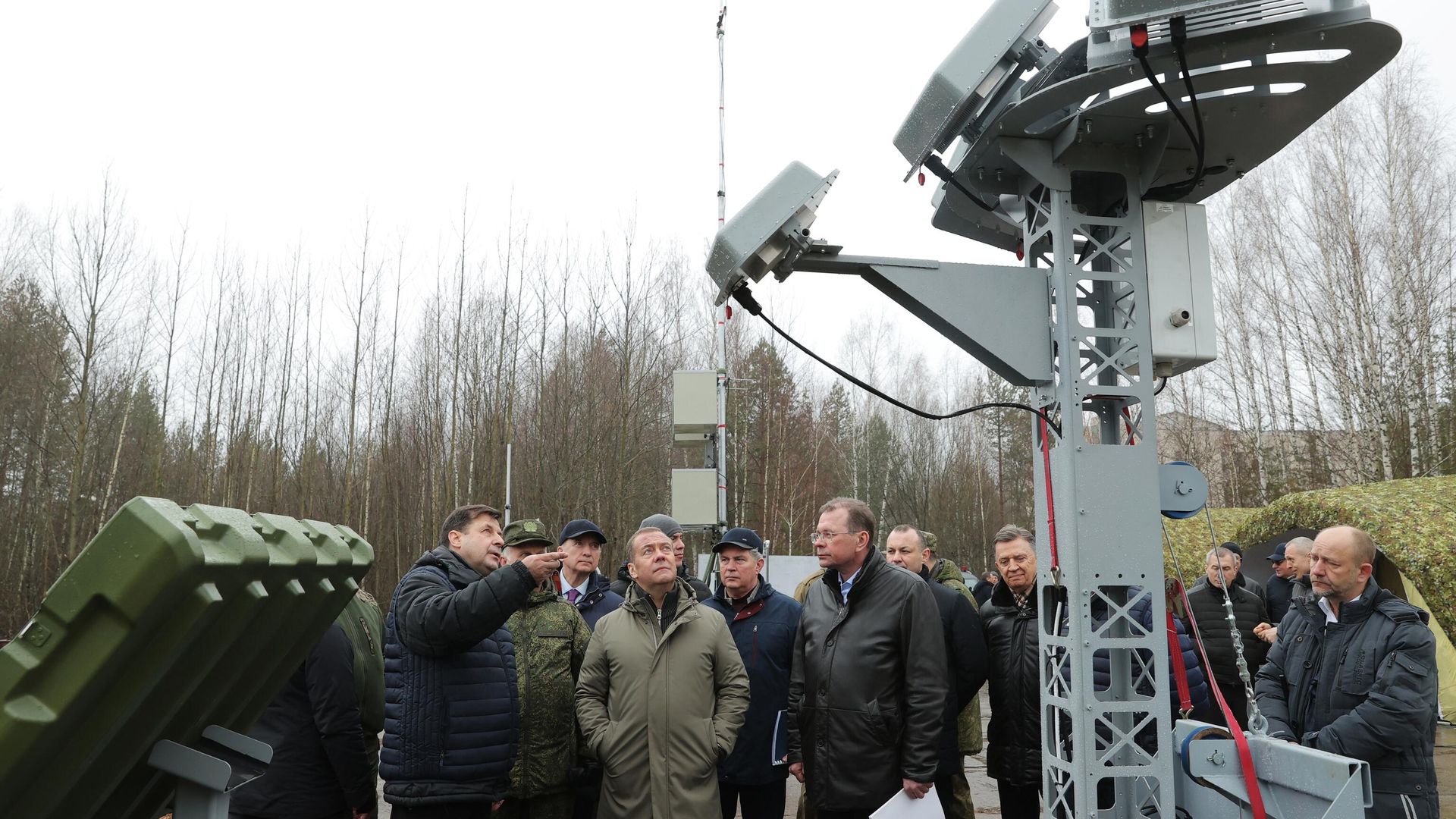Заместитель председателя Совета безопасности РФ Дмитрий Медведев в ходе рабочей поездки в Центральный федеральный округ осмотрел комплексы лазерного оружия, предназначенные для поражения малых целей Заместитель председателя Совета безопасности РФ Дмитрий Медведев в ходе рабочей поездки в Центральный федеральный округ осмотрел комплексы лазерного оружия, предназначенные для поражения малых целей - РИА Новости, 1920, 26.03.2025