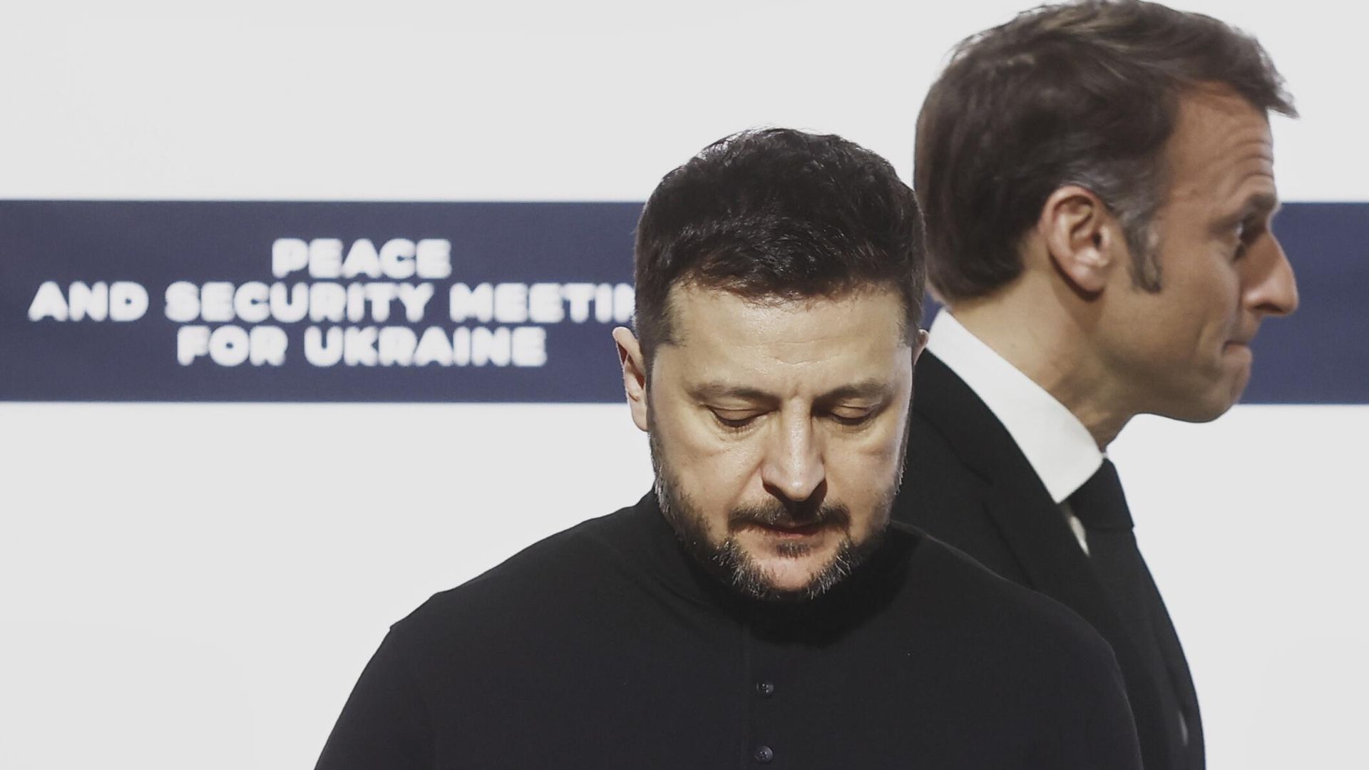 Владимир Зеленский и президент Франции Эммануэль Макрон прибыли на пресс-конференцию после двусторонней встречи в Елисейском дворце в Париже - РИА Новости, 1920, 26.03.2025