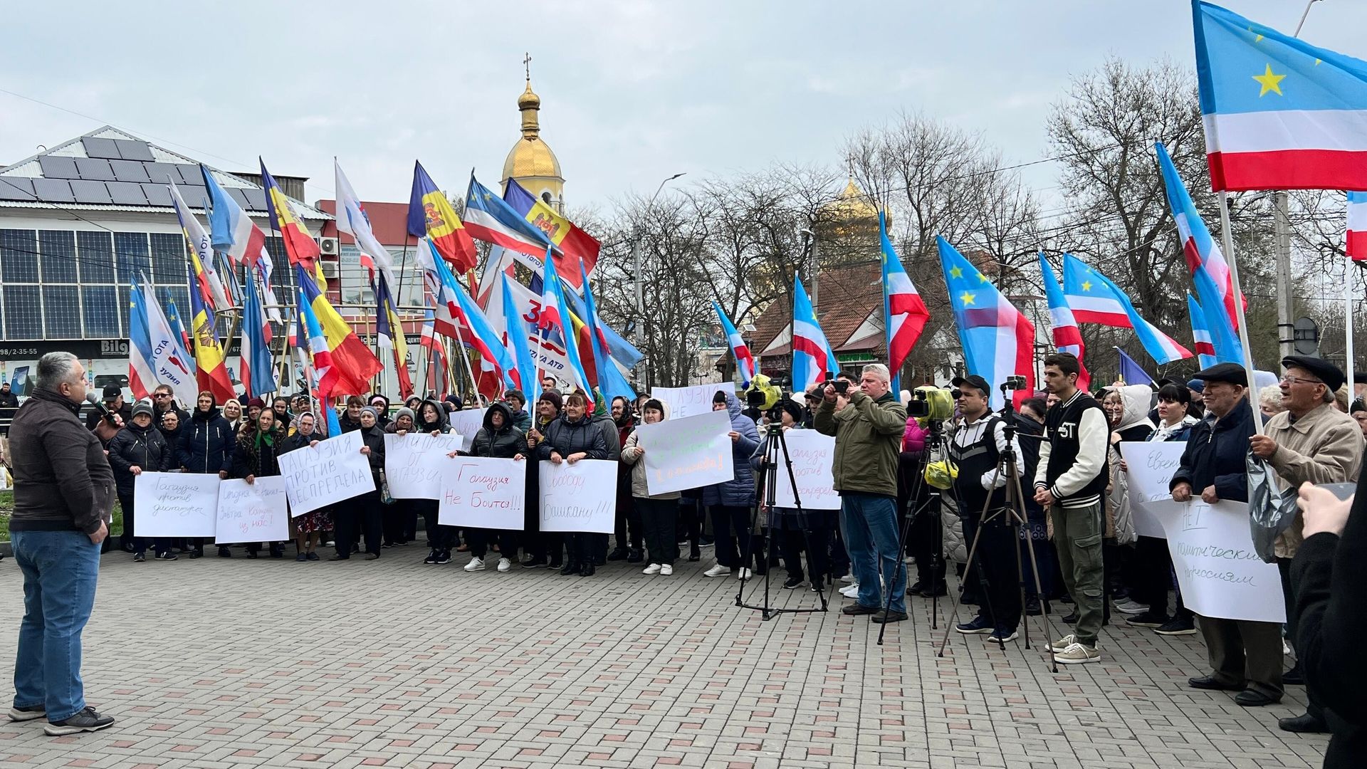 Жители участвуют в мирной акции протеста с требованием освобождения главы Гагаузии Евгении Гуцул на площади перед зданием Исполкома в Комрате Жители участвуют в мирной акции протеста с требованием освобождения главы Гагаузии Евгении Гуцул на площади перед зданием Исполкома в Комрате - РИА Новости, 1920, 17.04.2025