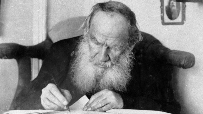 Писатель Лев Николаевич Толстой в Ясной Поляне