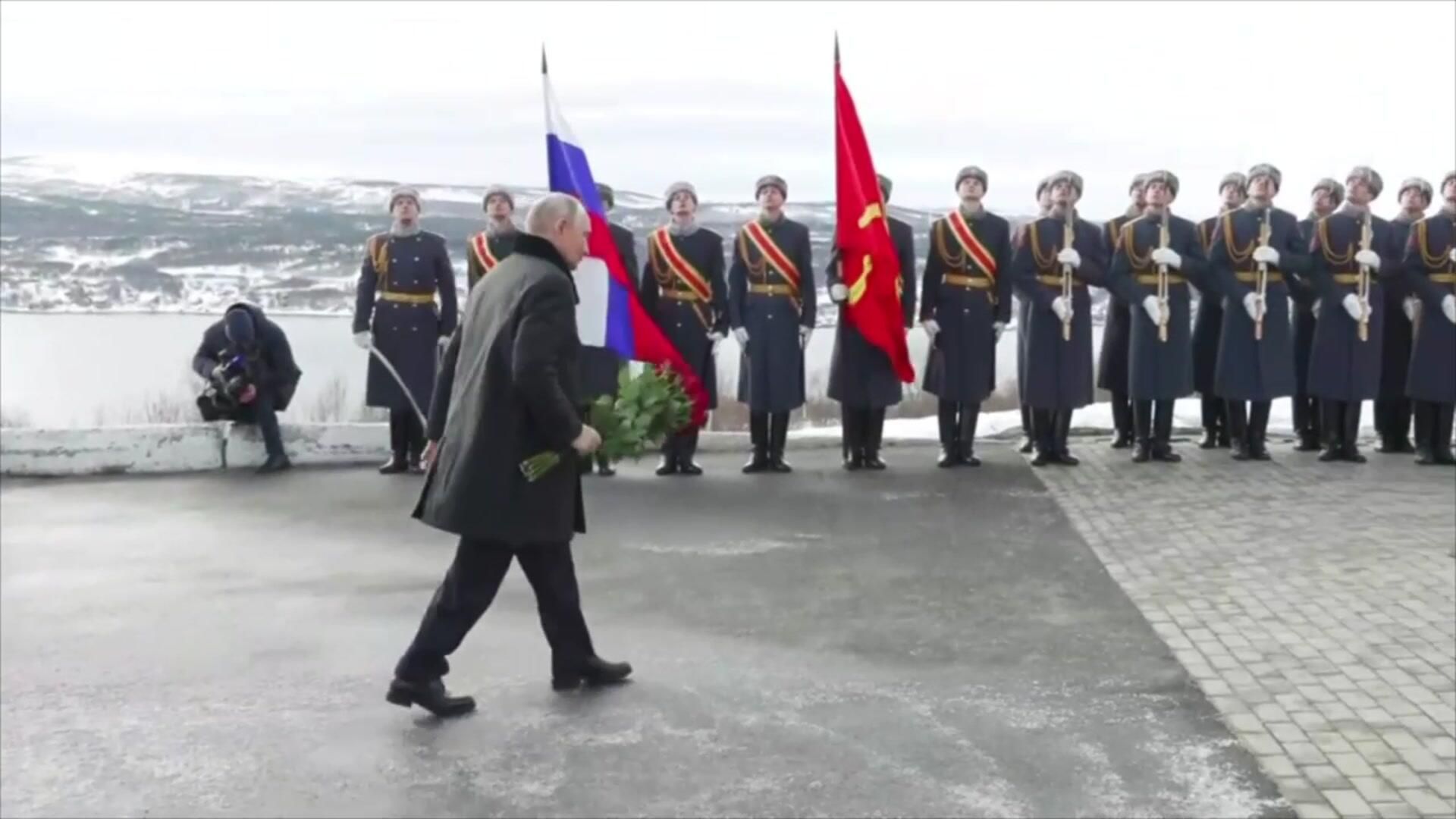 Путин у мемориала Защитникам Советского Заполярья в годы Великой Отечественной войны Путин у мемориала Защитникам Советского Заполярья в годы Великой Отечественной войны - РИА Новости, 1920, 27.03.2025