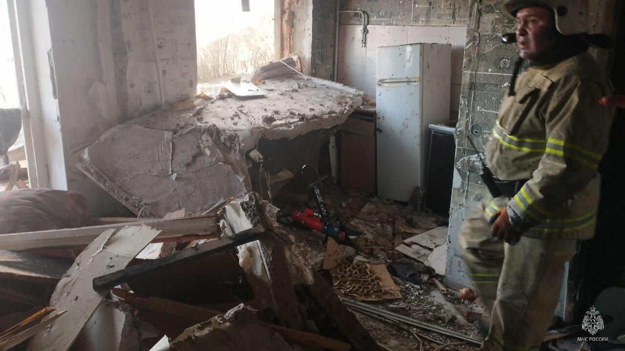 Сотрудник МЧС на месте взрыва газа в поселке Красногорский Челябинской области Сотрудник МЧС на месте взрыва газа в поселке Красногорский Челябинской области - РИА Новости, 1920, 27.03.2025
