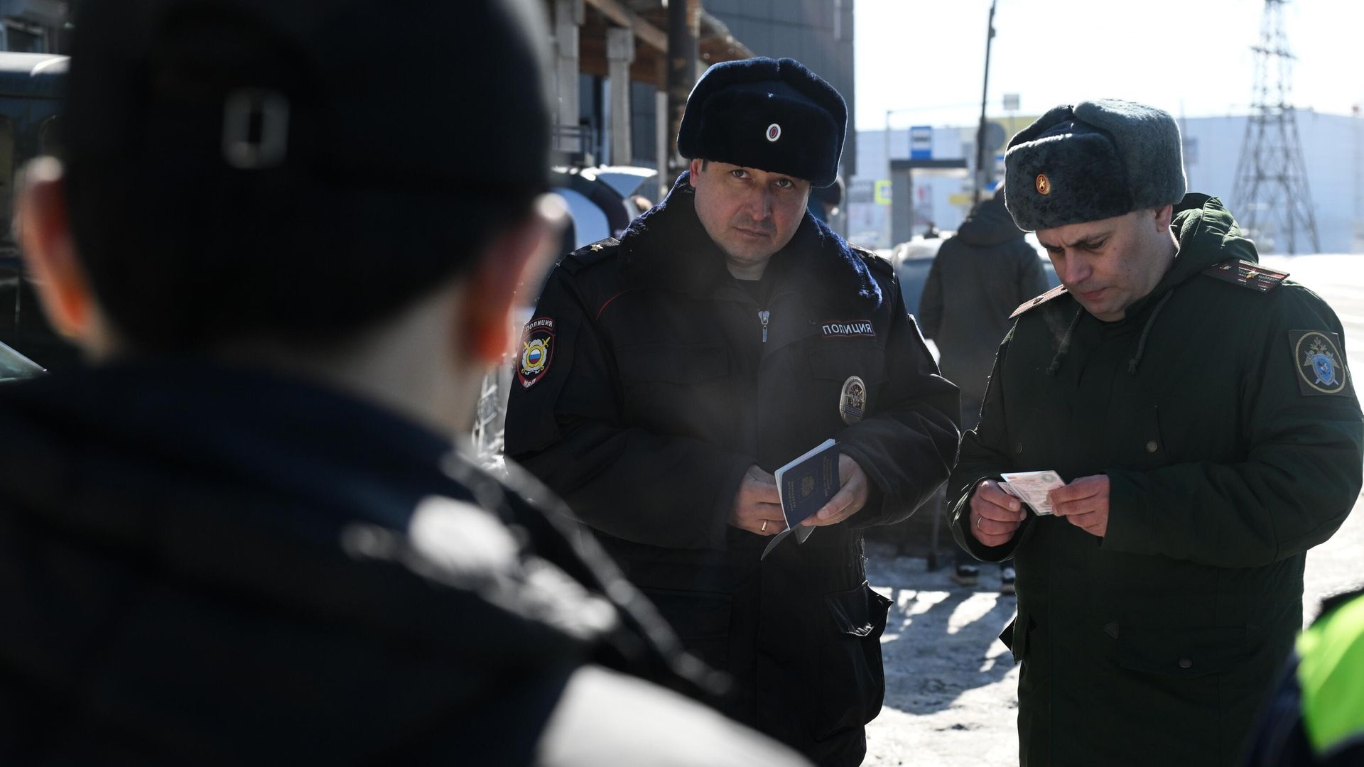 Сотрудники полиции и СК проверяют документы мигрантов Сотрудники полиции и СК проверяют документы мигрантов - РИА Новости, 1920, 27.03.2025