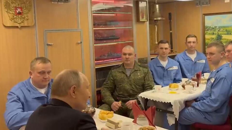 Путин за чашкой чая пообщался с экипажем подводного крейсера Архангельск
Путин за чашкой чая пообщался с экипажем подводного крейсера Архангельск - РИА Новости, 1920, 27.03.2025