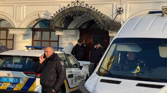 Полицейские автомобили возле входа в Ближние пещеры Киево-Печерской лавры