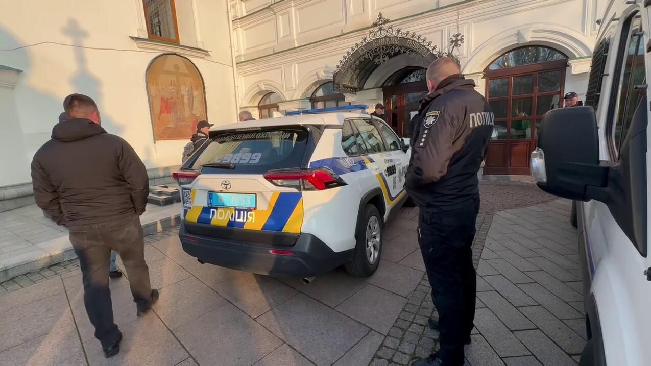 Полицейские автомобили возле входа в Ближние пещеры Киево-Печерской лавры Полицейские автомобили возле входа в Ближние пещеры Киево-Печерской лавры - РИА Новости, 1920, 28.03.2025