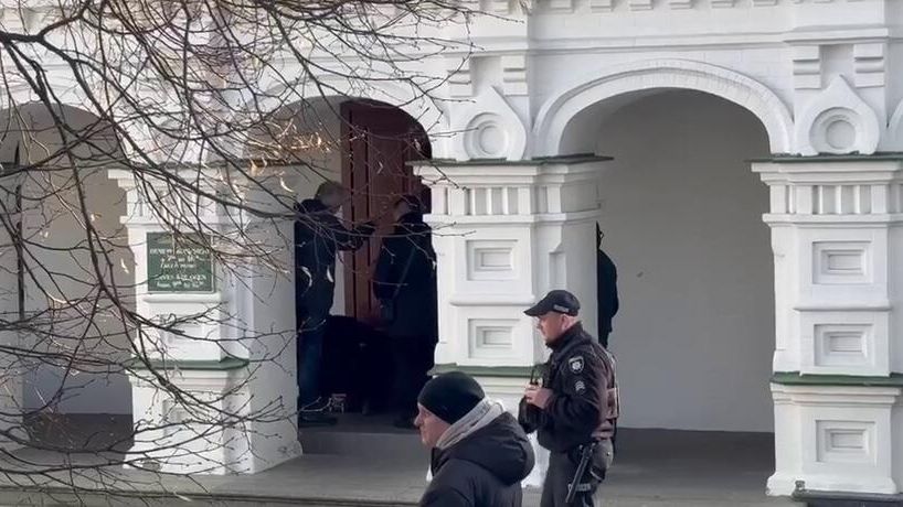 Комиссия минкультуры Украины срезает замки на вход в Дальние пещеры Киево-Печерской лавры Комиссия минкультуры Украины срезает замки на вход в Дальние пещеры Киево-Печерской лавры - РИА Новости, 1920, 28.03.2025