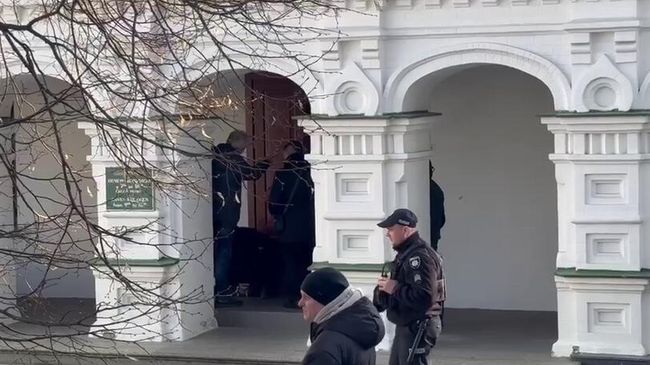 Комиссия минкультуры Украины срезает замки на вход в Дальние пещеры Киево-Печерской лавры