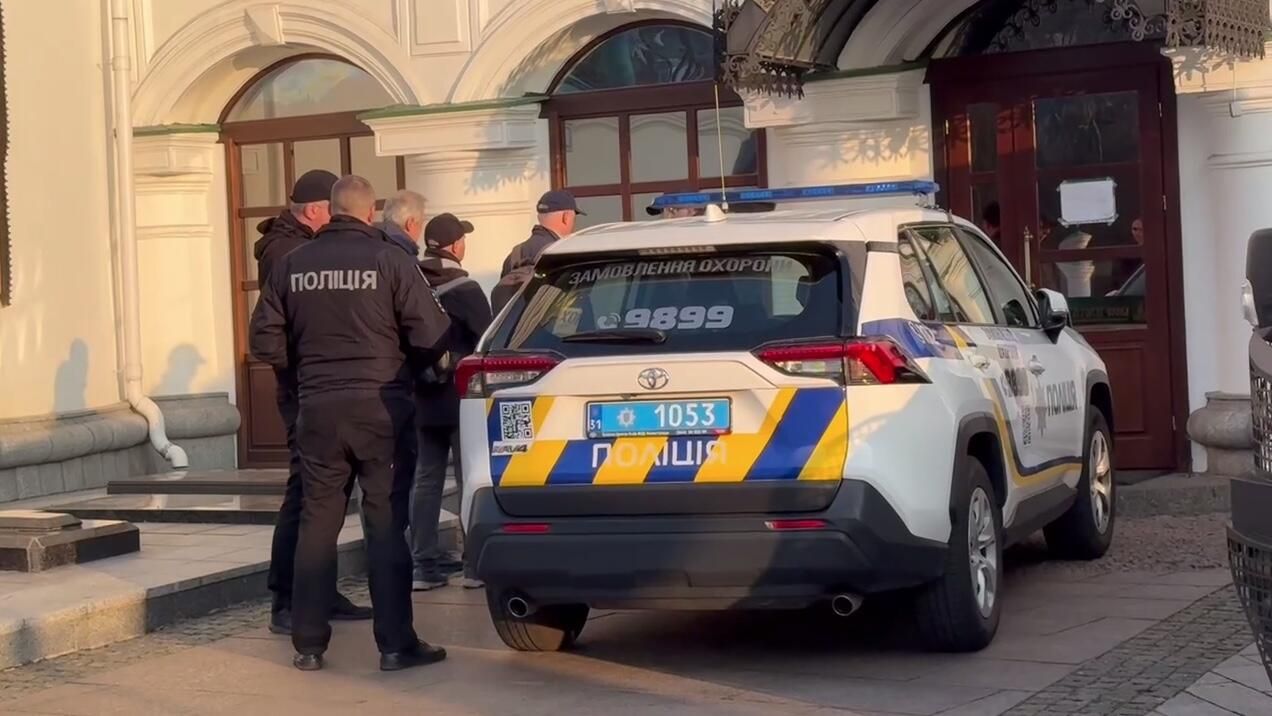 Полицейские автомобили возле входа в Ближние пещеры Киево-Печерской лавры - РИА Новости, 1920, 28.03.2025