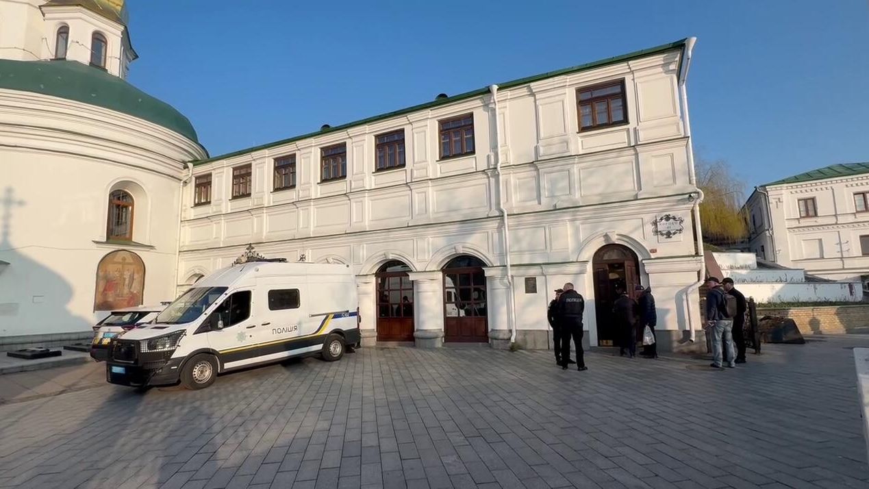 Полицейские автомобили возле входа в Ближние пещеры Киево-Печерской лавры Полицейские автомобили возле входа в Ближние пещеры Киево-Печерской лавры - РИА Новости, 1920, 28.03.2025