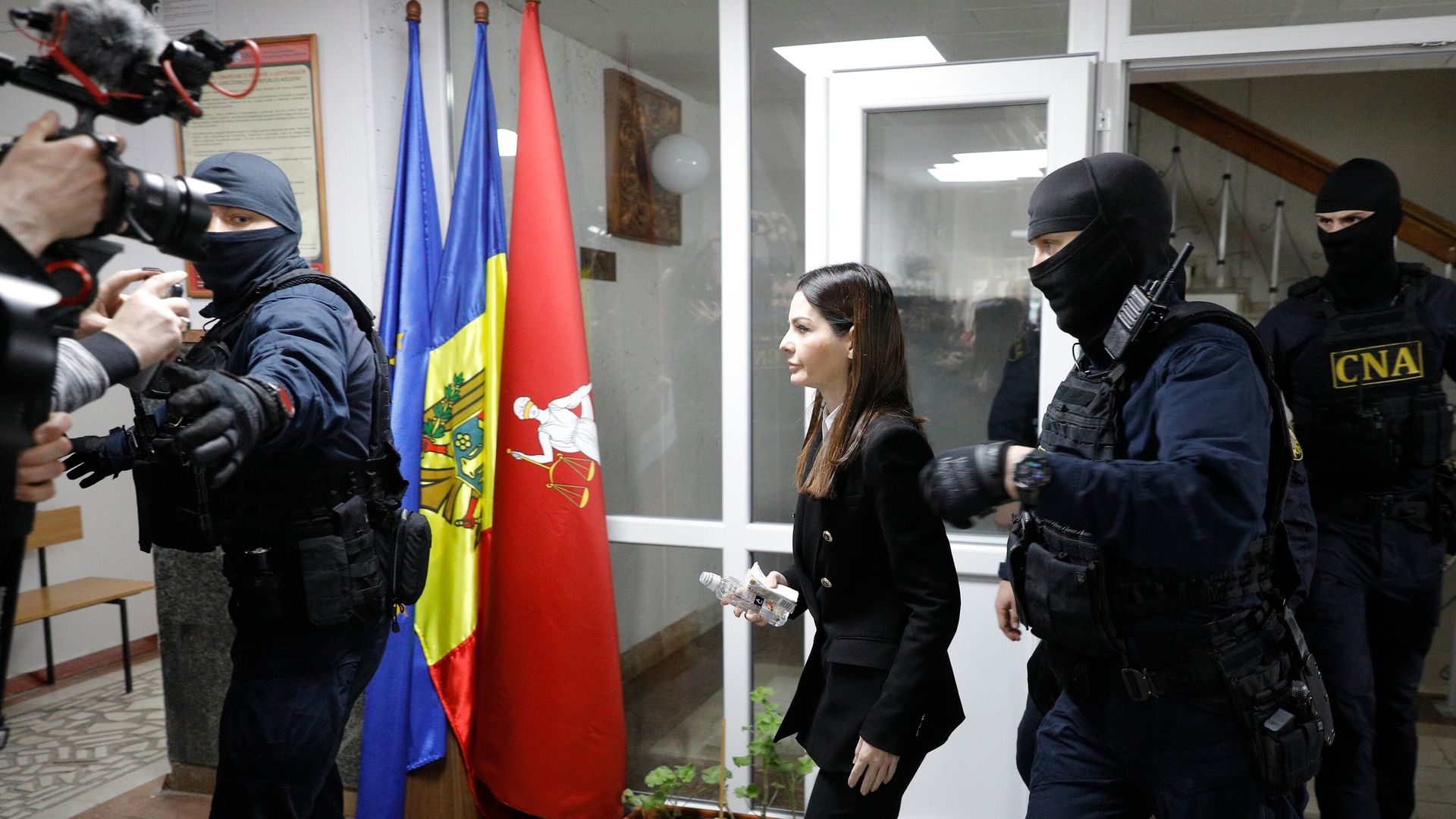 Глава Гагаузии Евгения Гуцул доставлена в суд сектора Чеканы в Кишиневе. 28 марта 2025 года - РИА Новости, 1920, 28.03.2025