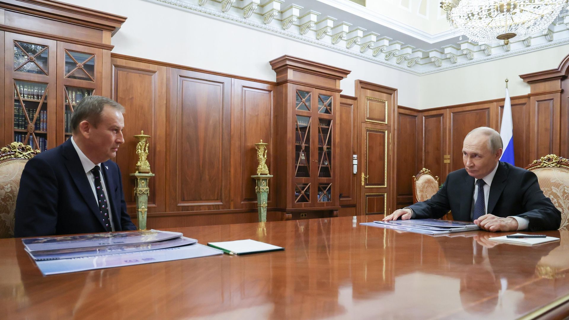 Президент России Владимир Путин и губернатор Ленинградской области Александр Дрозденко во время встречи. 28 марта 2025 года Президент России Владимир Путин и губернатор Ленинградской области Александр Дрозденко во время встречи. 28 марта 2025 года - РИА Новости, 1920, 28.03.2025