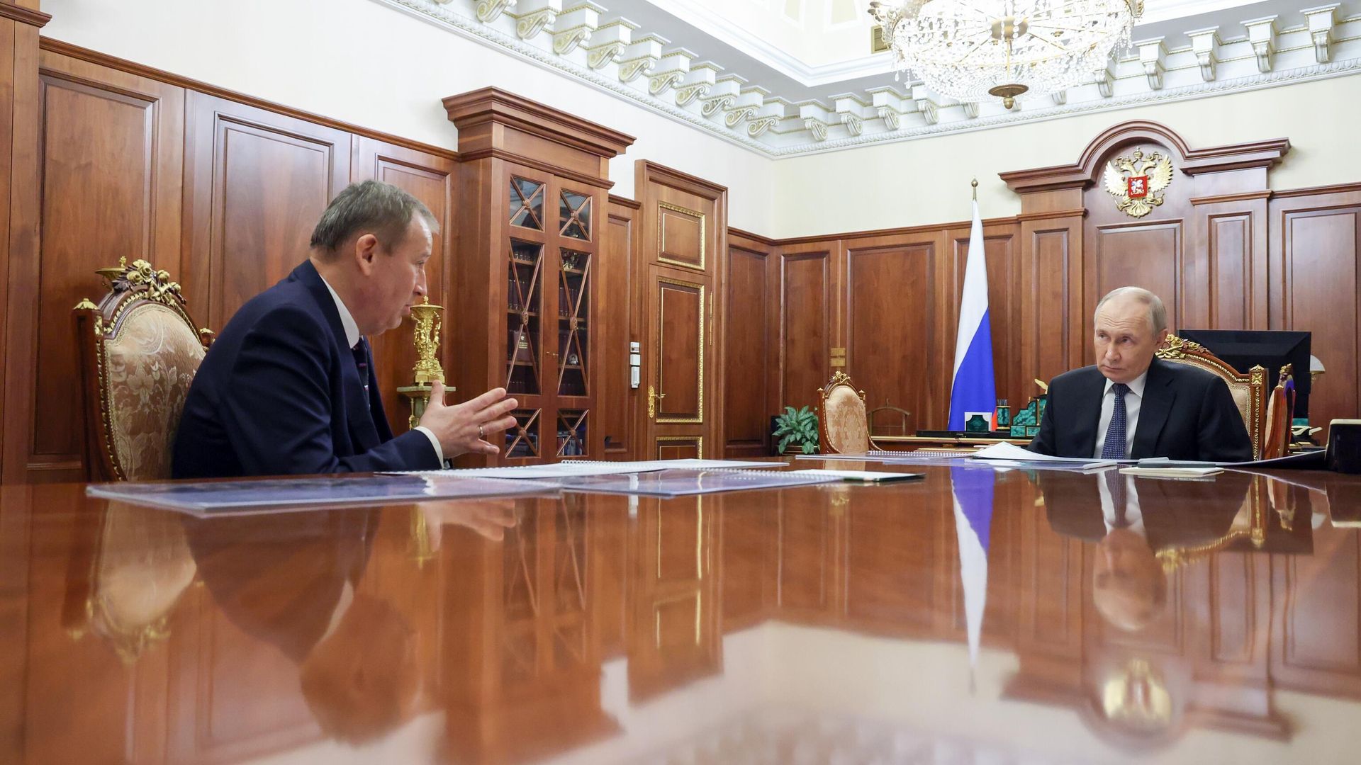 Президент РФ Владимир Путин и губернатор Ленинградской области Александр Дрозденко во время встречи Президент РФ Владимир Путин и губернатор Ленинградской области Александр Дрозденко во время встречи - РИА Новости, 1920, 28.03.2025