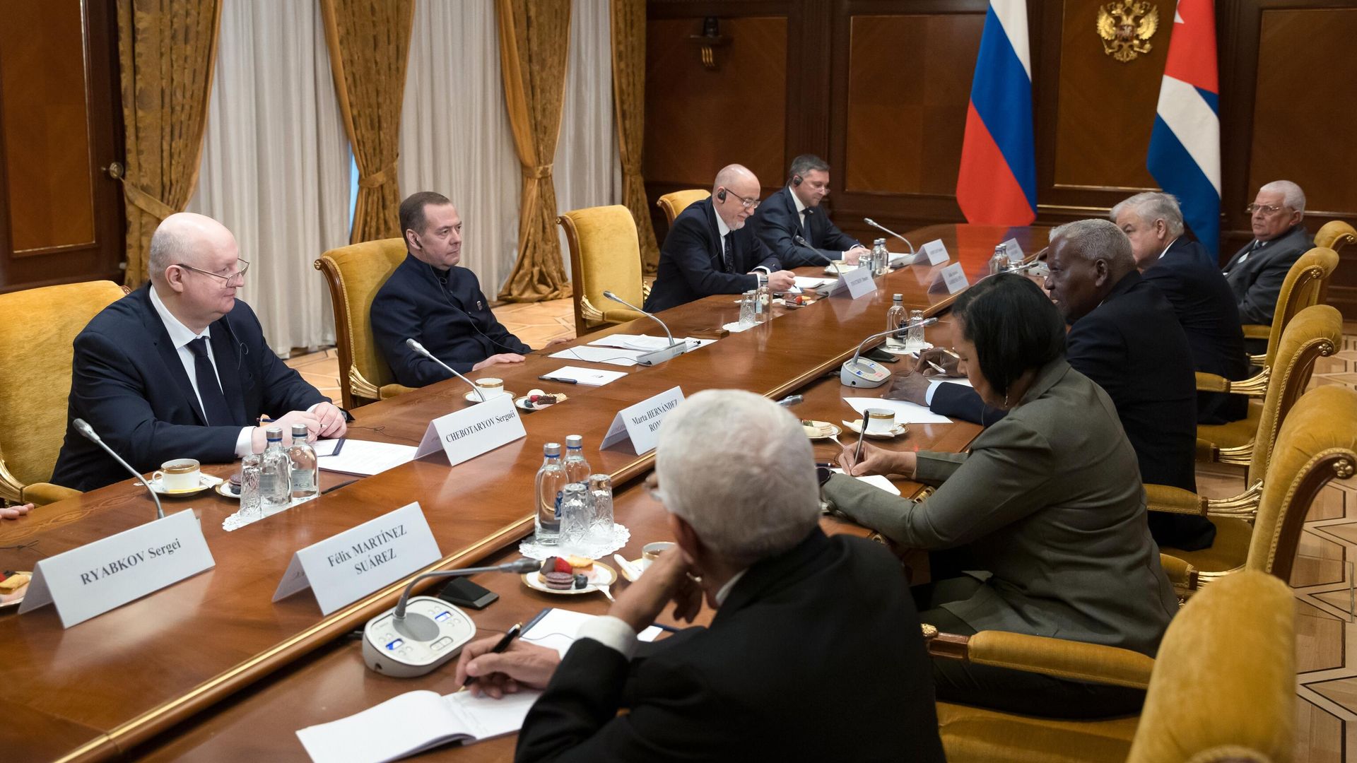 Заместитель председателя Совета безопасности РФ Дмитрий Медведев и председатель Национальной ассамблеи народной власти Кубы Эстебан Ласо Эрнандес во время встречи - РИА Новости, 1920, 28.03.2025