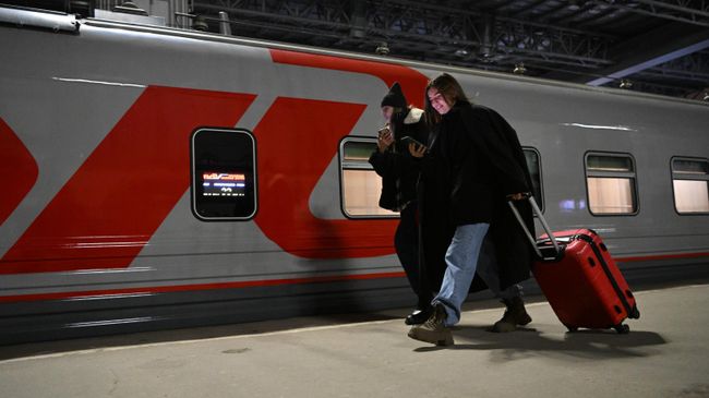 Пассажиры на перроне Казанского вокзала