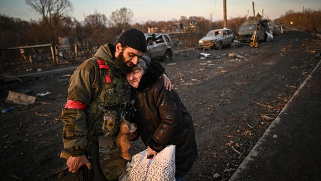 Военнослужащие подразделения спецназа Ахмат проводят эвакуацию мирных жителей из города Суджа