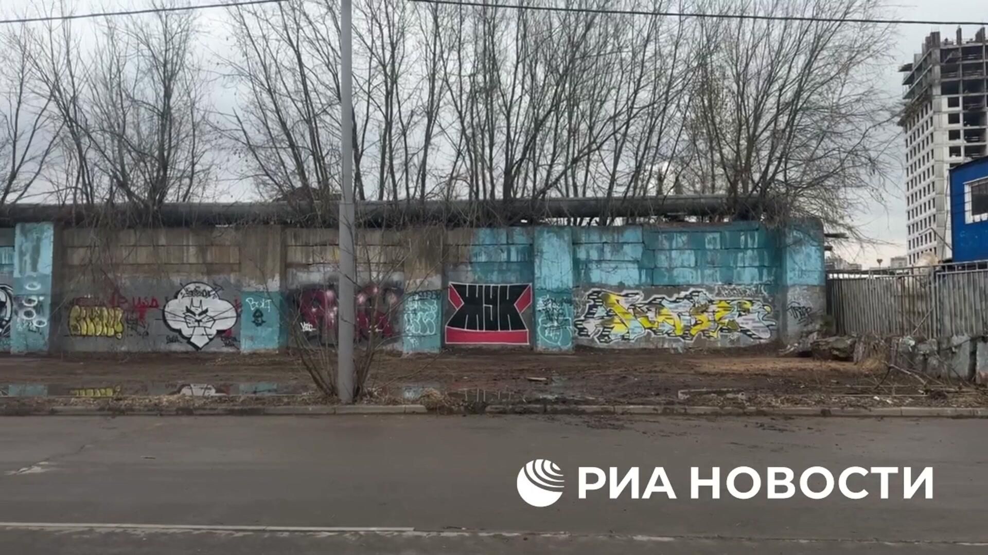 Тайник со взрывчаткой, найденный у гаражей рядом с Измайловским Кремлем Тайник со взрывчаткой, найденный у гаражей рядом с Измайловским Кремлем - РИА Новости, 1920, 29.03.2025