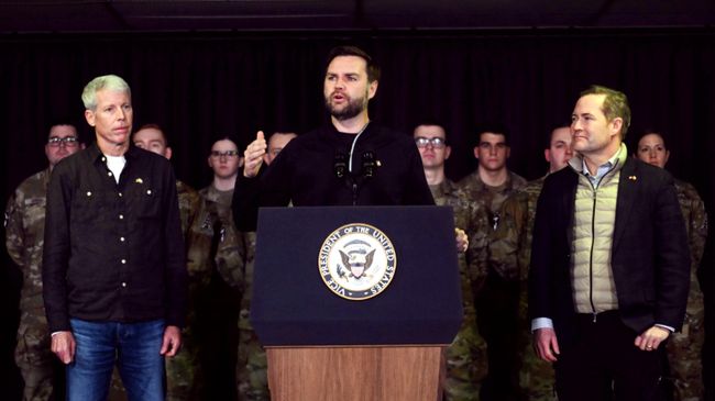 Вице-президент США Джей Ди Вэнс выступает на американской военной базе Питуффик, Гренландия. 28 марта 2025