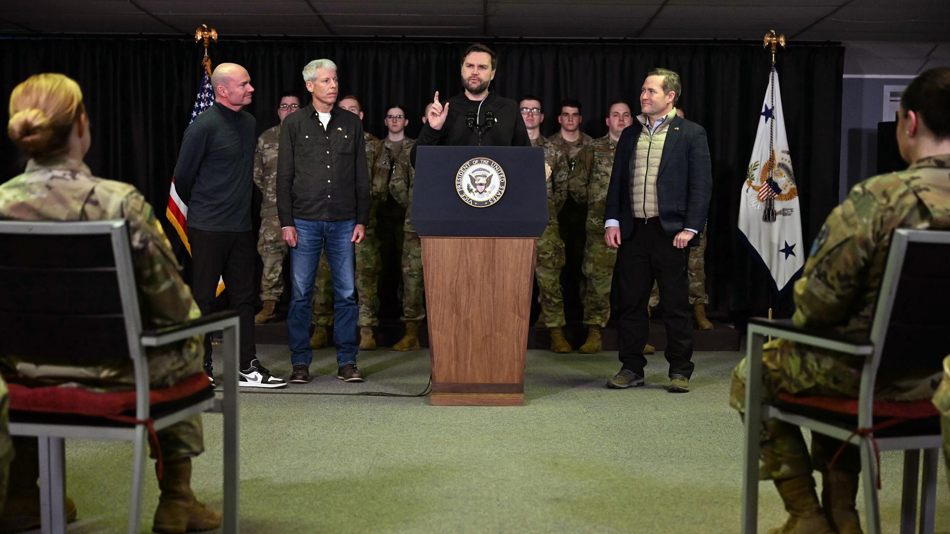 Вице-президент США Джей Ди Вэнс выступает на американской военной базе Питуффик, Гренландия. 28 марта 2025 Вице-президент США Джей Ди Вэнс выступает на американской военной базе Питуффик, Гренландия. 28 марта 2025 - РИА Новости, 1920, 28.03.2025