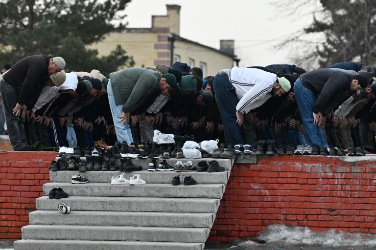 Верующие во время богослужения в день праздника Ураза-байрам у Сибирской соборной мечети в Омске