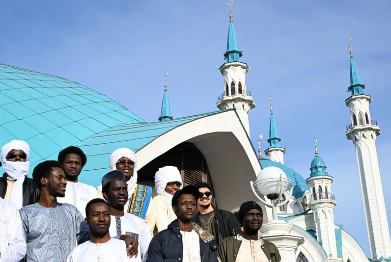 Верующие после богослужения в день праздника Ураза-байрам у мечети Кул Шариф в Казани