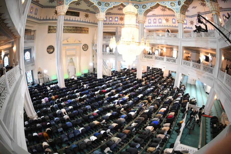 Верующие во время богослужения в день праздника Ураза-байрам в Московской соборной мечети
