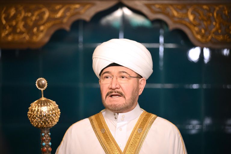 Председатель Совета муфтиев России муфтий Равиль Гайнутдин на богослужении в честь праздника Курбан-байрам в Московской соборной мечети