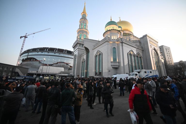 Верующие в день праздника Ураза-байрам у Московской соборной мечети