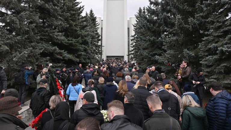 Люди перед началом церемонии прощания с военным корреспондентом Первого канала Анной Прокофьевой в траурном зале Троекуровского кладбища Люди перед началом церемонии прощания с военным корреспондентом Первого канала Анной Прокофьевой в траурном зале Троекуровского кладбища