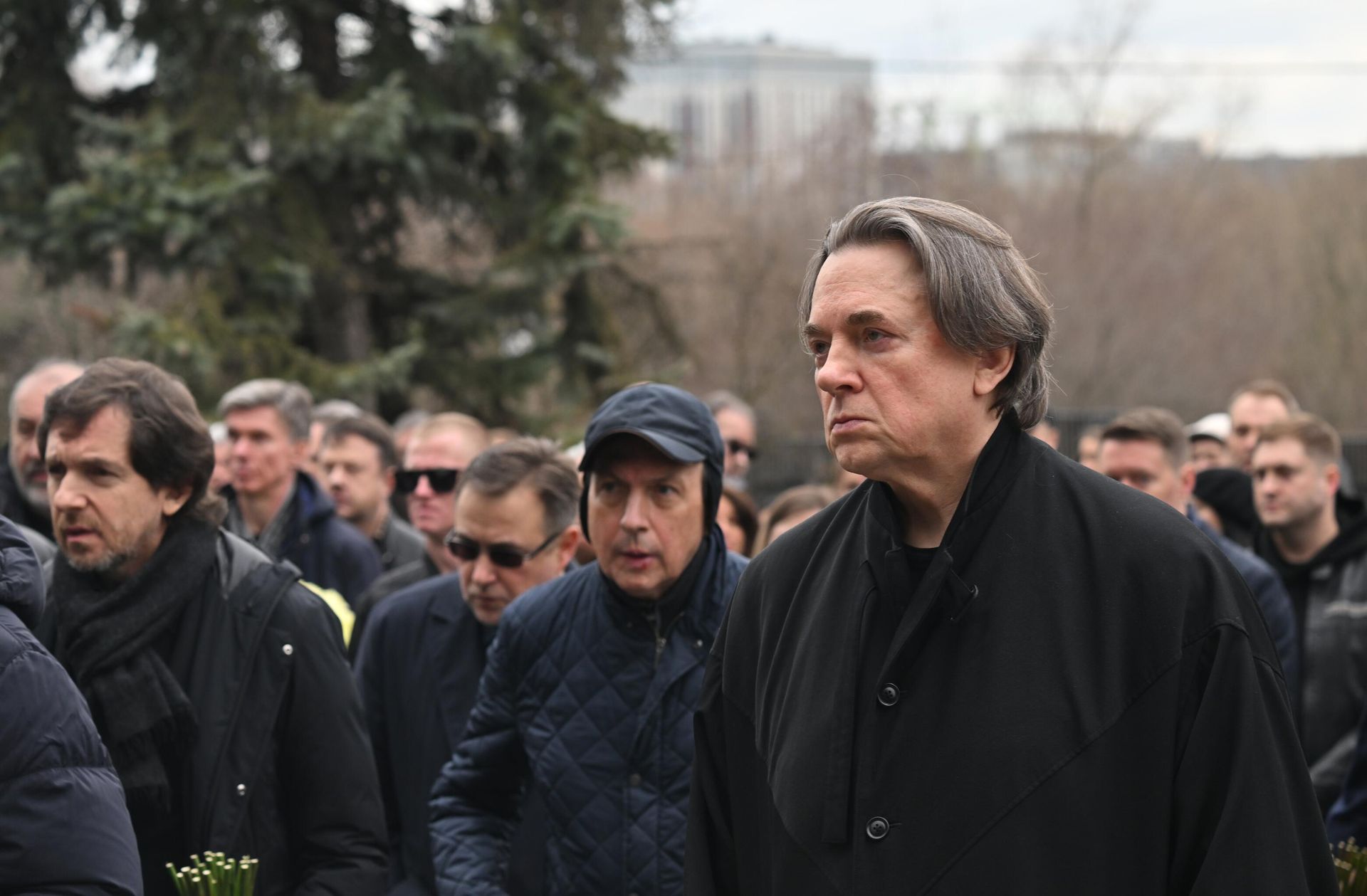 Генеральный директор Первого канала, продюсер Константин Эрнст перед началом церемонии прощания с военным корреспондентом Первого канала Анной Прокофьевой в траурном зале Троекуровского кладбища Генеральный директор Первого канала, продюсер Константин Эрнст перед началом церемонии прощания с военным корреспондентом Первого канала Анной Прокофьевой в траурном зале Троекуровского кладбища - РИА Новости, 1920, 30.03.2025