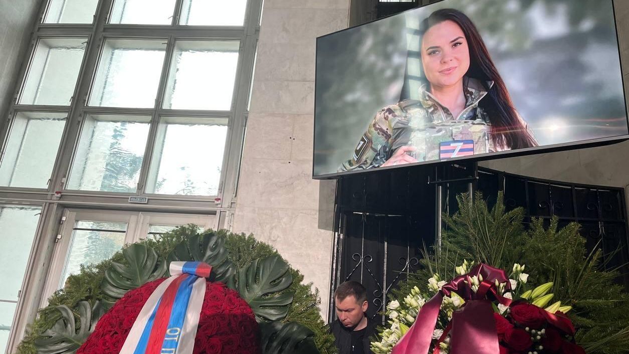 Церемония прощания с военным корреспондентом Первого канала Анной Прокофьевой в траурном зале Троекуровского кладбища Церемония прощания с военным корреспондентом Первого канала Анной Прокофьевой в траурном зале Троекуровского кладбища - РИА Новости, 1920, 08.06.2026