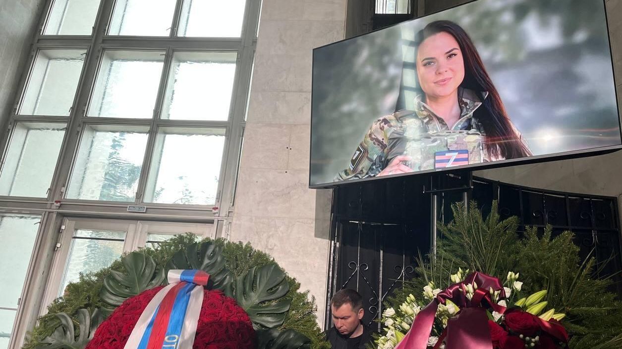 Церемония прощания с военным корреспондентом Первого канала Анной Прокофьевой в траурном зале Троекуровского кладбища Церемония прощания с военным корреспондентом Первого канала Анной Прокофьевой в траурном зале Троекуровского кладбища - РИА Новости, 1920, 08.06.2026
