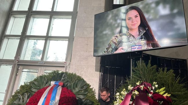 Церемония прощания с военным корреспондентом Первого канала Анной Прокофьевой в траурном зале Троекуровского кладбища