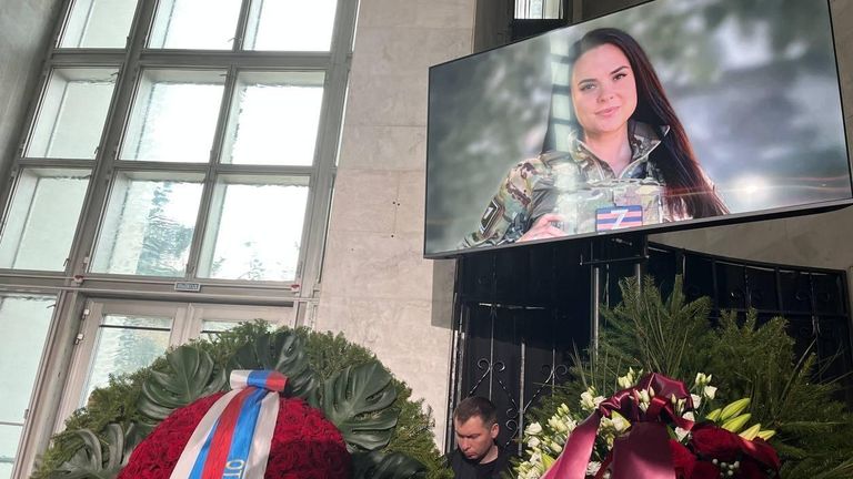 Церемония прощания с военным корреспондентом Первого канала Анной Прокофьевой в траурном зале Троекуровского кладбища Церемония прощания с военным корреспондентом Первого канала Анной Прокофьевой в траурном зале Троекуровского кладбища