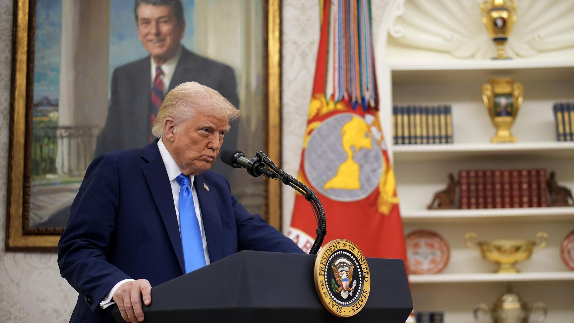Президент США Дональд Трамп выступает в Овальном кабинете Белого дома - РИА Новости, 1920, 30.03.2025