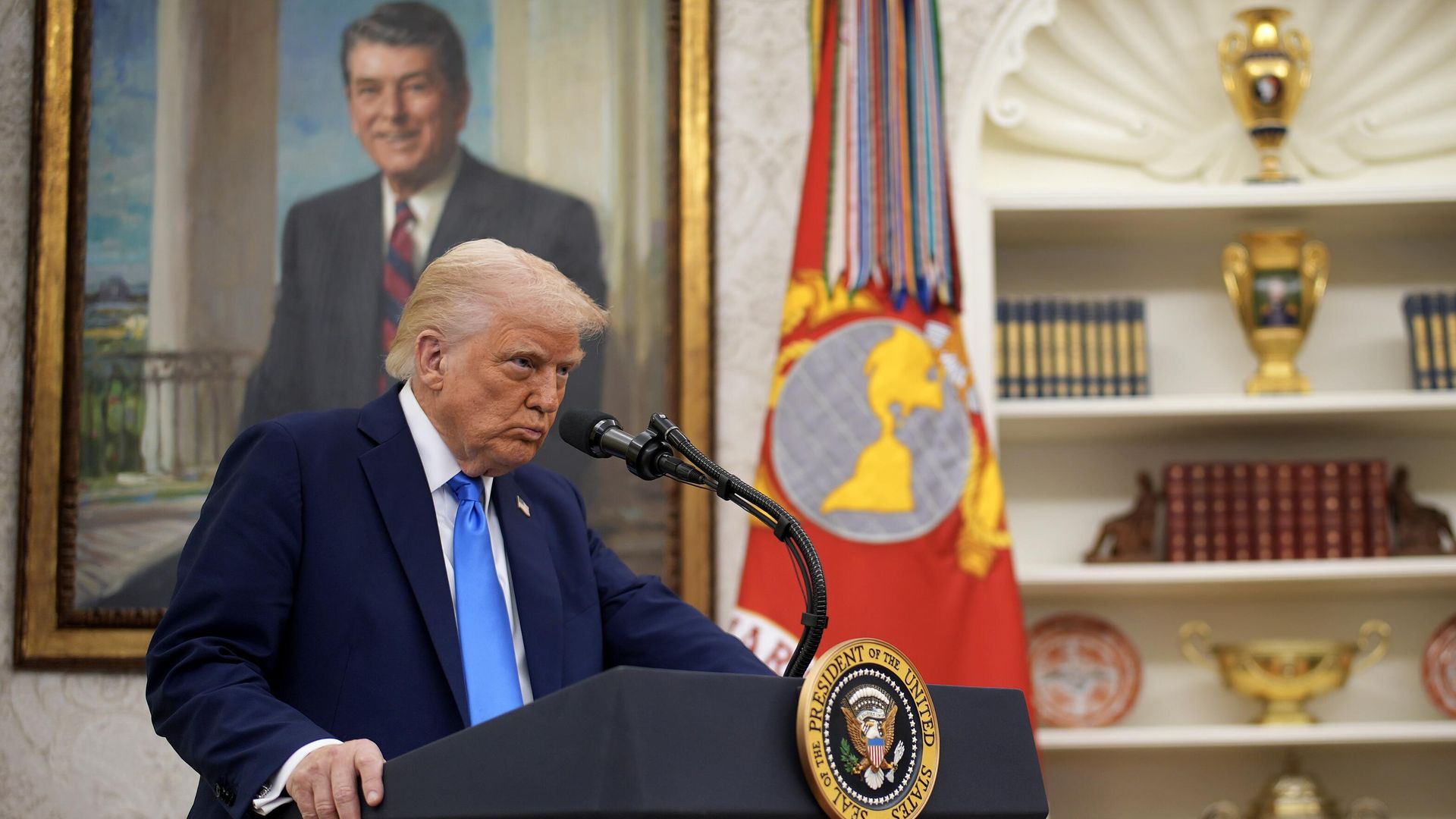 Президент США Дональд Трамп выступает в Овальном кабинете Белого дома - РИА Новости, 1920, 06.04.2025